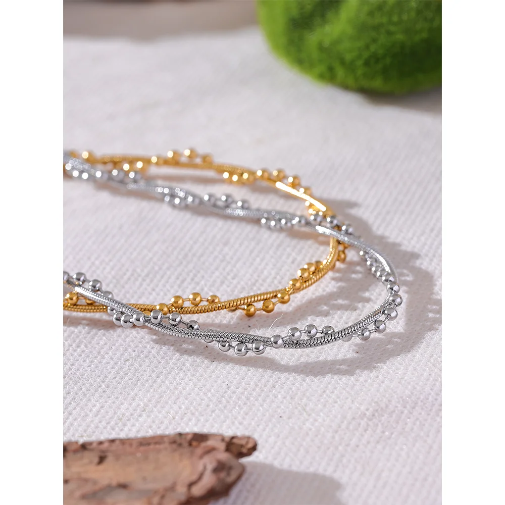 Geometric chain necklace in gold-plated stainless steel.