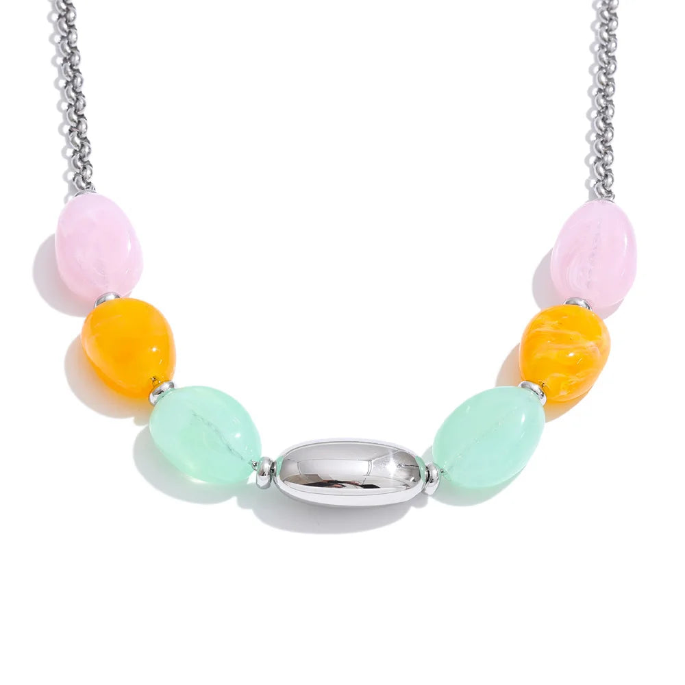 Resin natural stone geometric necklace in gold-plated stainless steel with natural stone and resin.