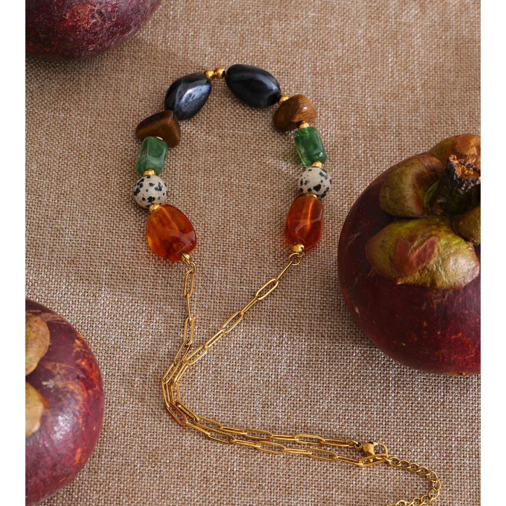 Resin natural stone beaded necklace in gold-plated stainless steel with natural stone and resin.