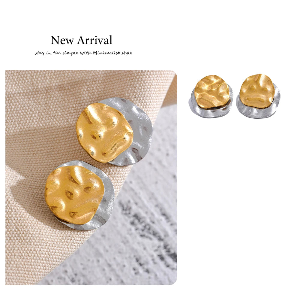 Geometric earrings in gold-plated stainless steel.