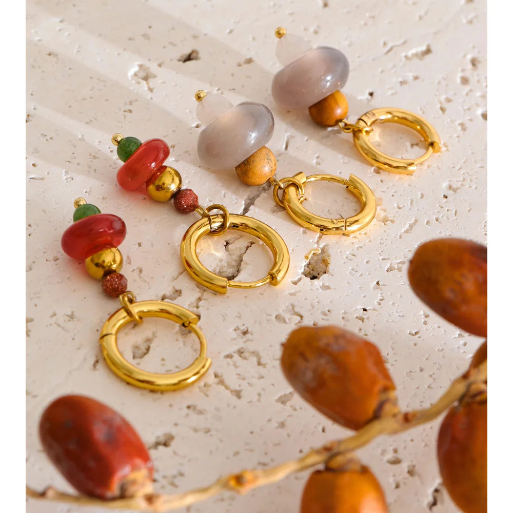 Natural stone geometric earrings in gold-plated stainless steel with natural stone.