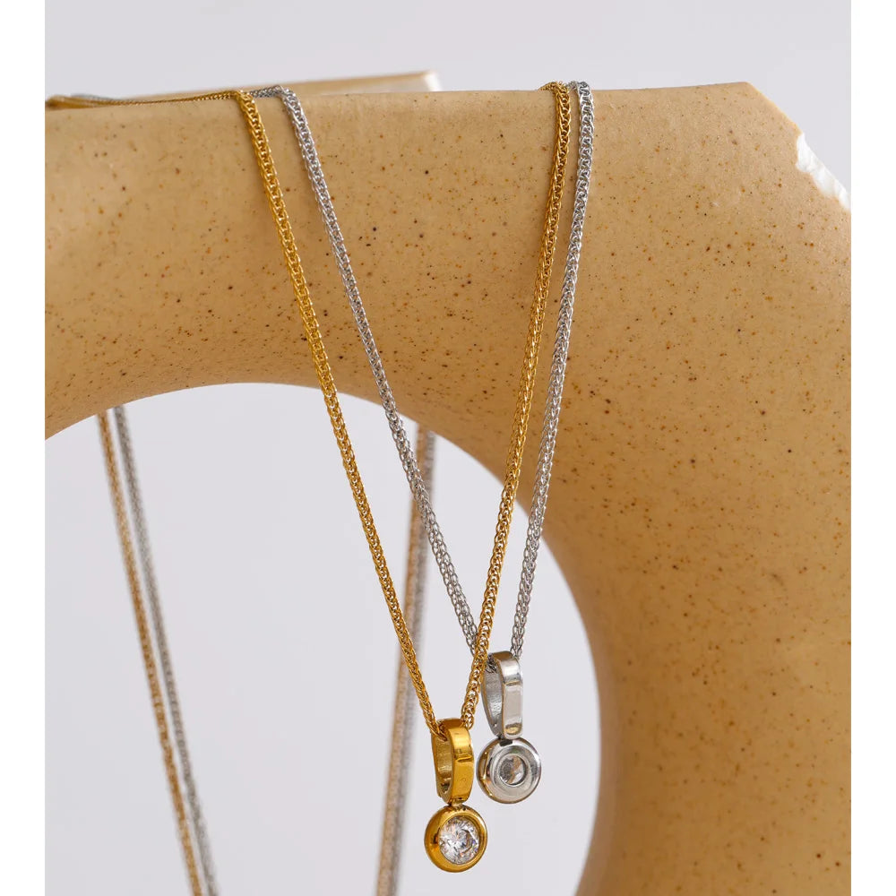 Cubic zirconia geometric necklace in gold-plated stainless steel with cubic zirconia.