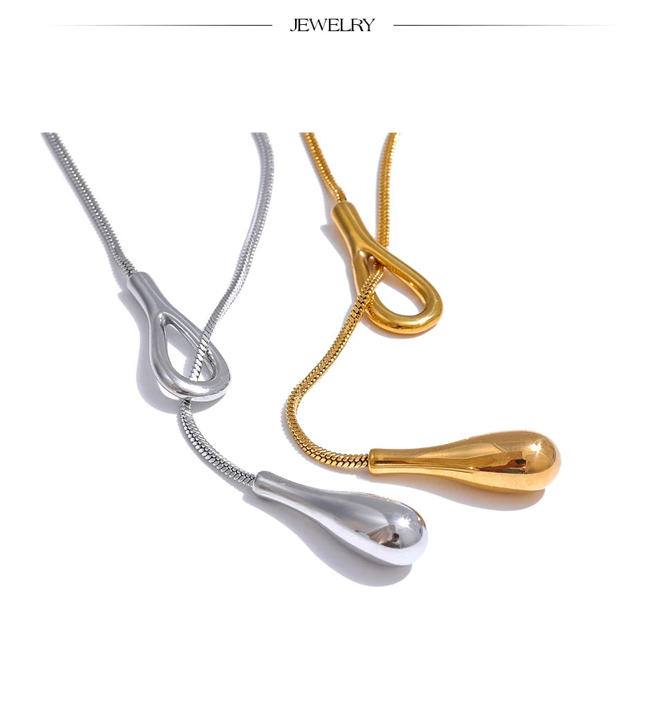 Geometric chain necklace in gold-plated 316L stainless steel.