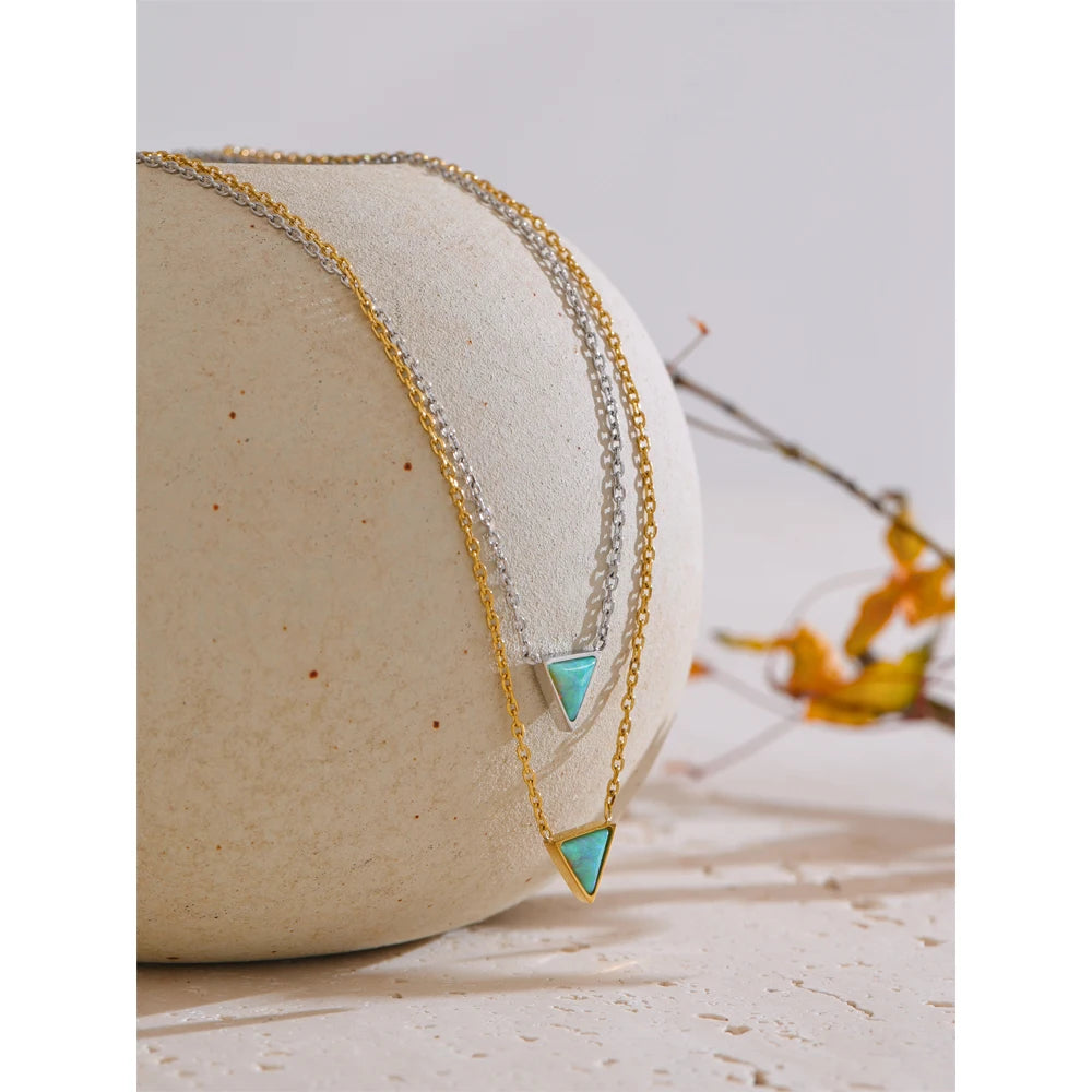 Natural stone geometric necklace in gold-plated stainless steel with natural stone.