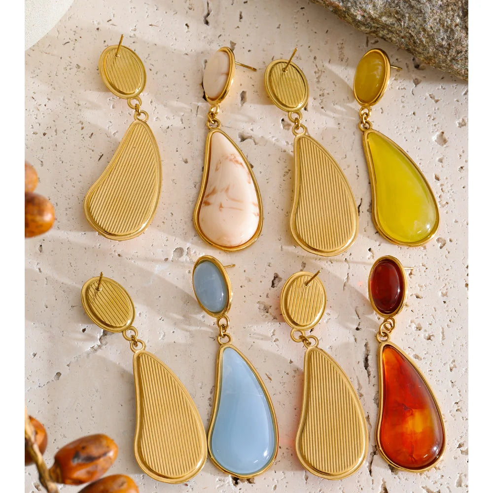 Resin acrylic geometric earrings in gold-plated stainless steel with resin and acrylic.