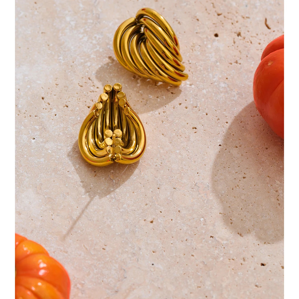 Geometric earrings in gold-plated stainless steel.