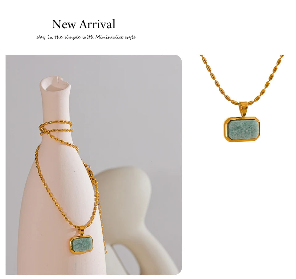 Natural stone geometric necklace in gold-plated stainless steel with natural stone.