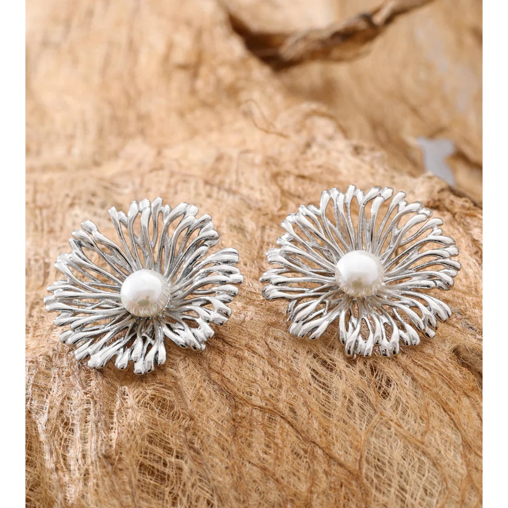 Pearl flower earrings in gold-plated stainless steel with pearl.