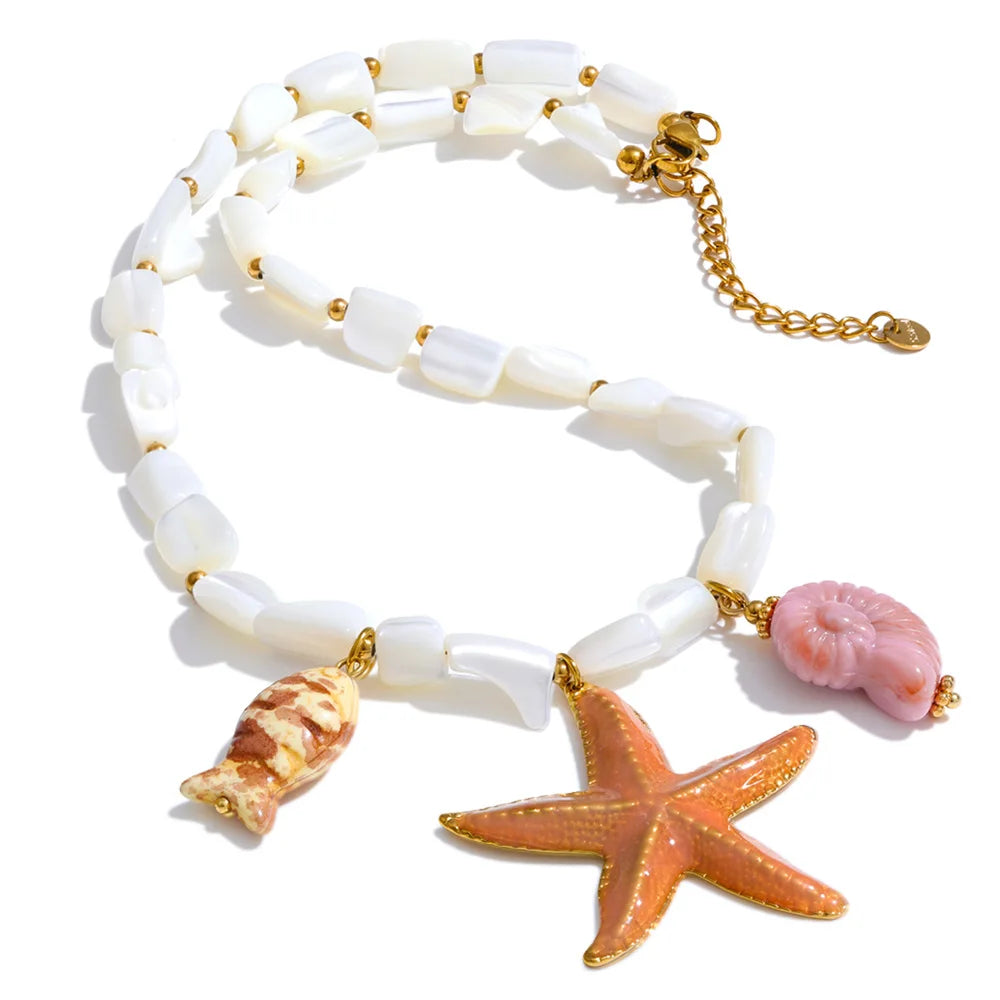 Shell star chain necklace in gold-plated stainless steel with shell.