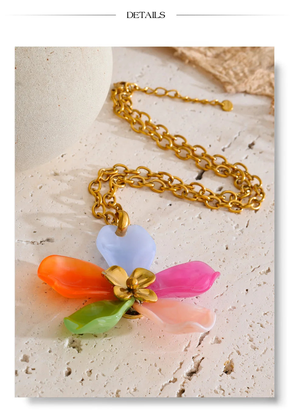 Resin acrylic flower necklace in gold-plated stainless steel with resin and acrylic.
