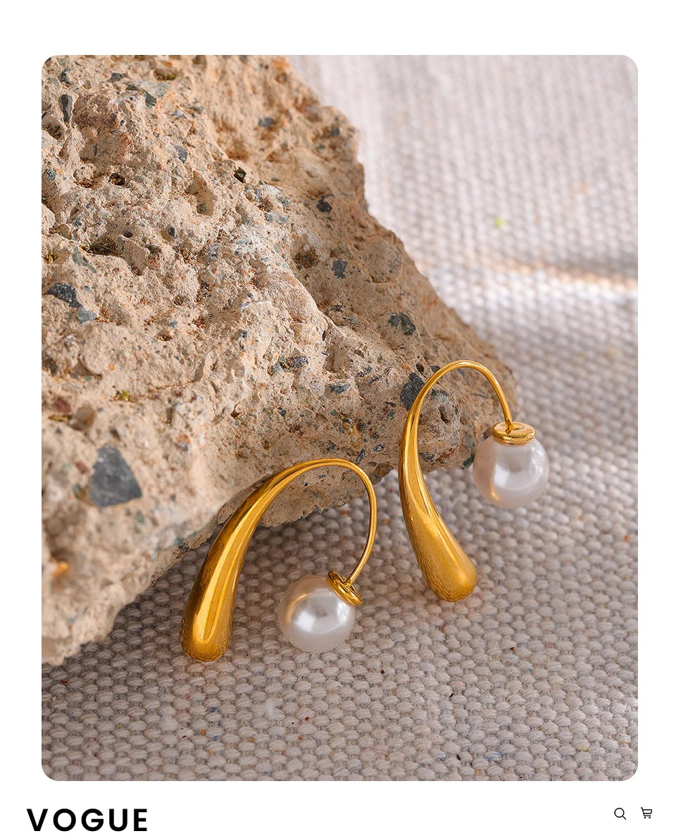 Pearl minimalist geometric earrings in stainless steel with pearl.