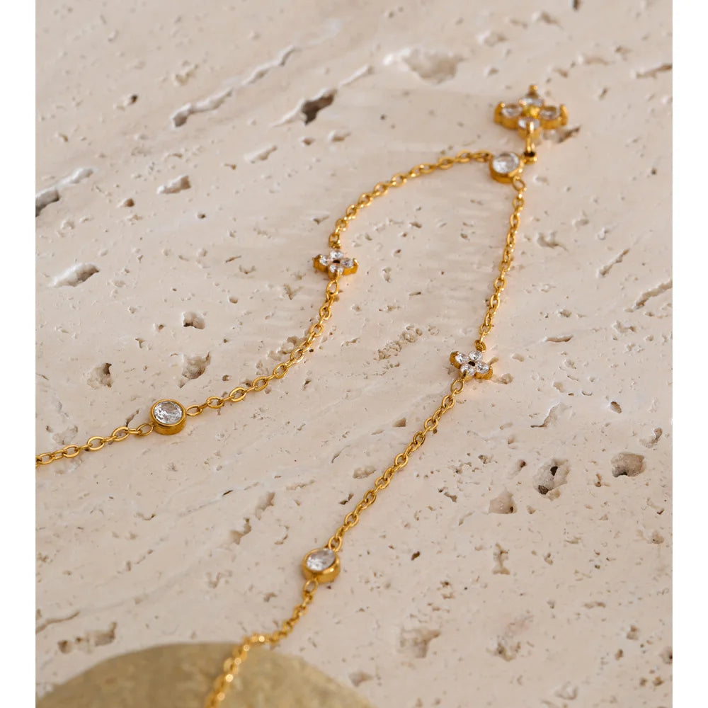 Cubic zirconia flower necklace in gold-plated stainless steel with cubic zirconia.