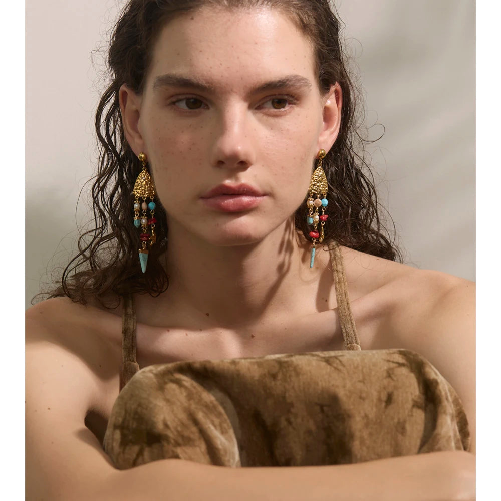 Freshwater pearl resin geometric earrings in gold-plated 316L stainless steel with freshwater pearl and resin.