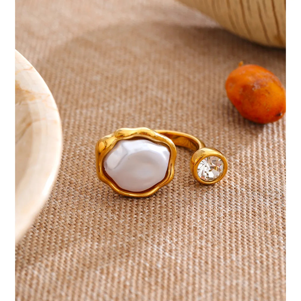 Cubic zirconia pearl geometric ring in 18K gold-plated stainless steel with pearl and cubic zirconia.
