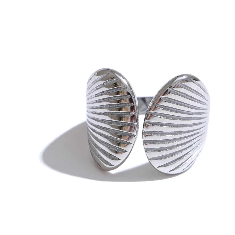Shell geometric ring in gold-plated stainless steel with shell.