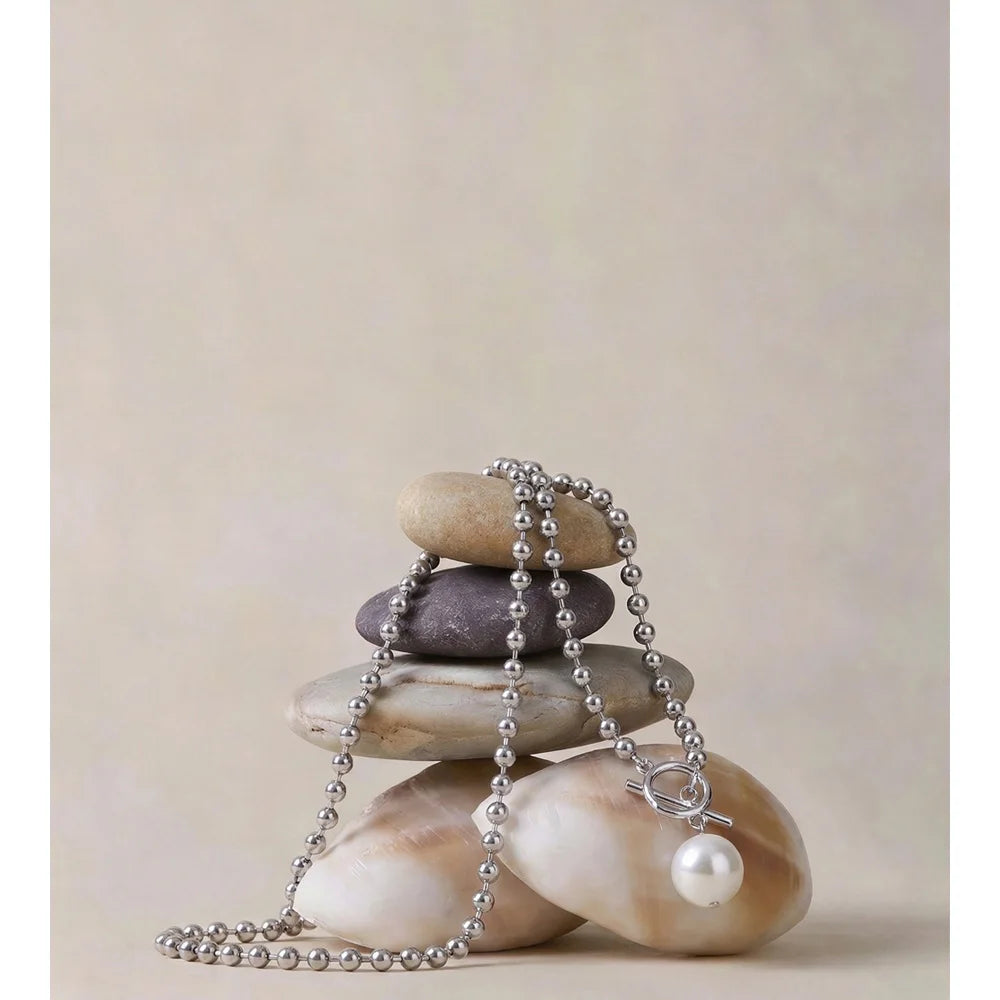 Pearl beaded geometric necklace in gold-plated stainless steel with pearl.