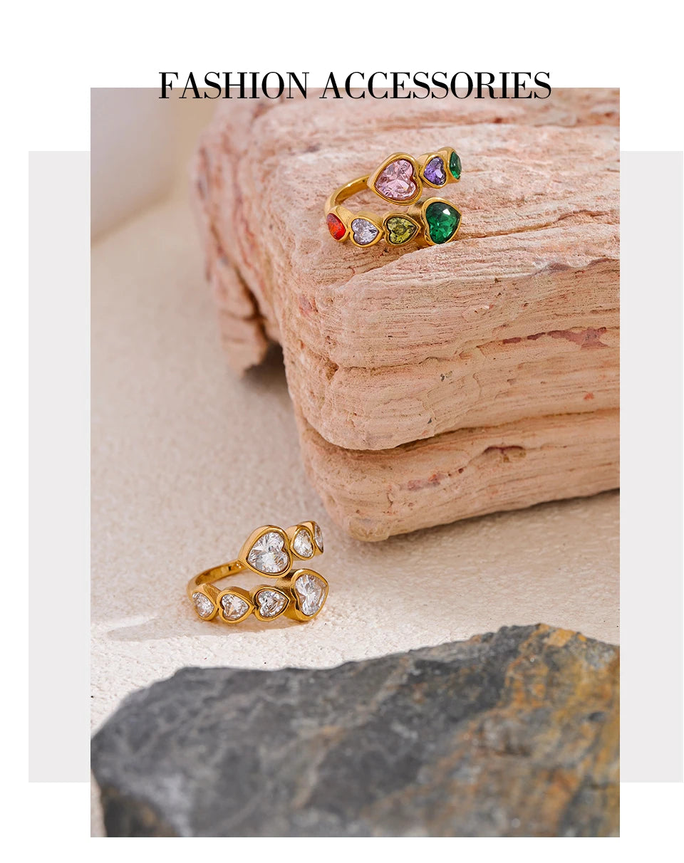 Cubic zirconia heart ring in 18K gold-plated stainless steel with cubic zirconia.