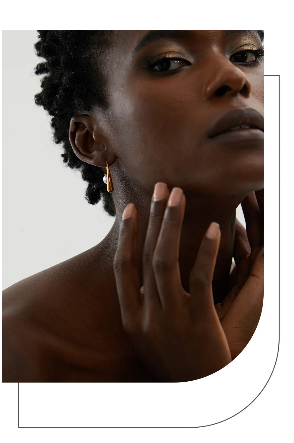 Pearl minimalist geometric earrings in stainless steel with pearl.