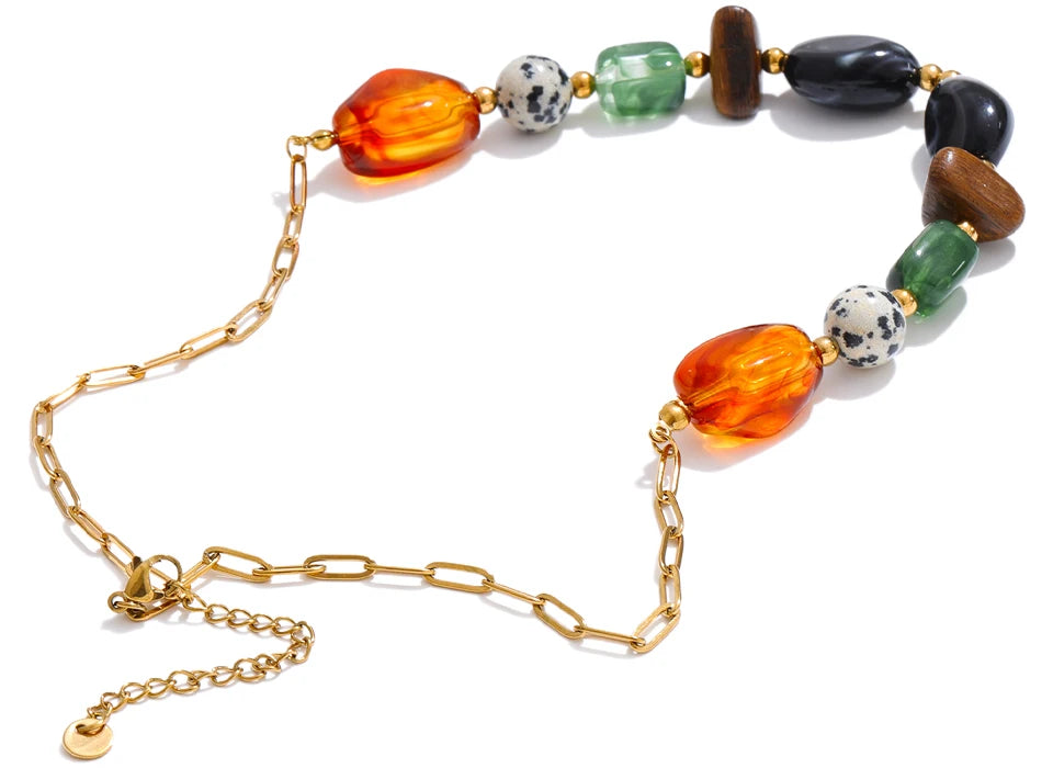 Resin natural stone beaded necklace in gold-plated stainless steel with natural stone and resin.