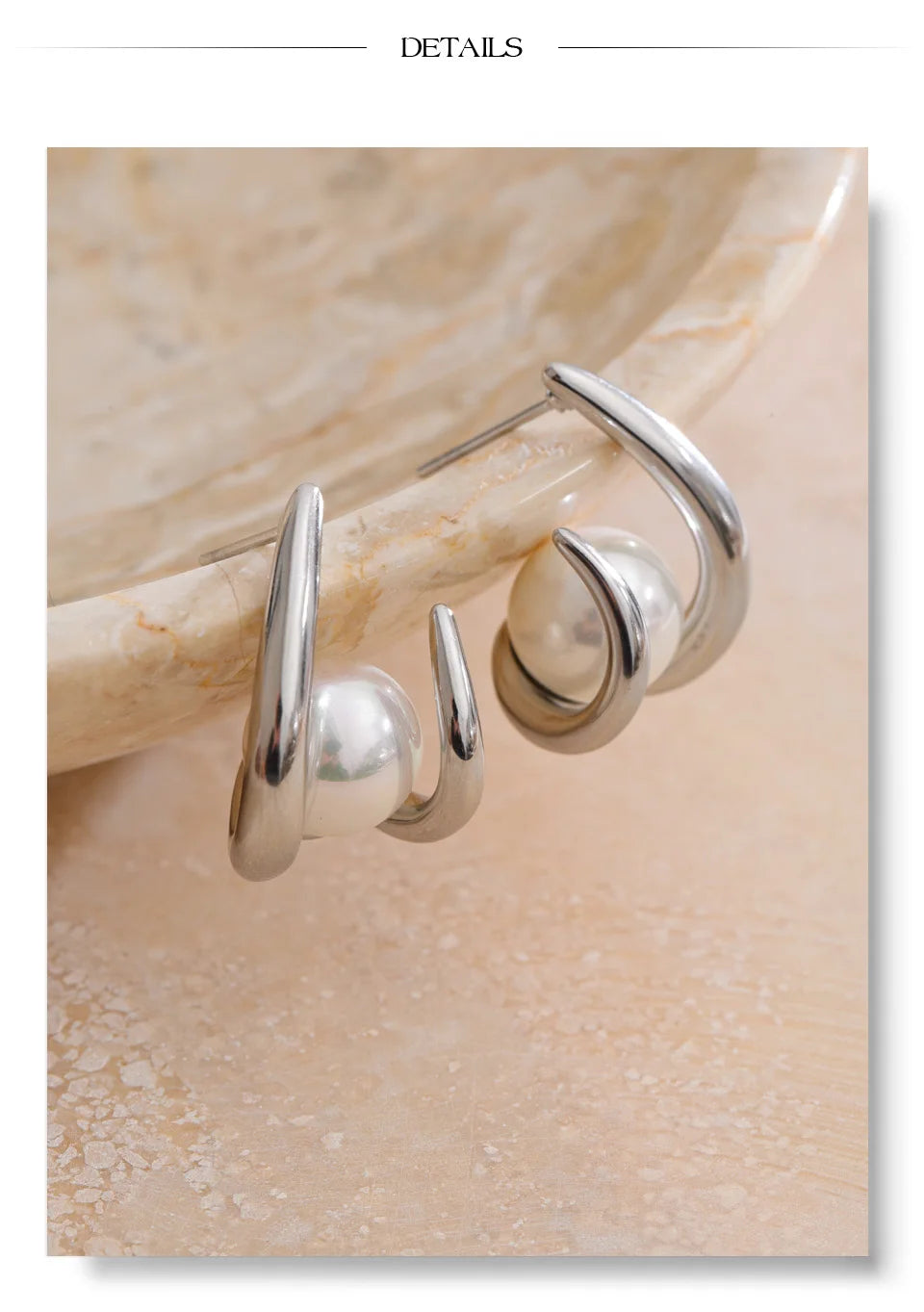 Pearl geometric earrings in gold-plated stainless steel with pearl.