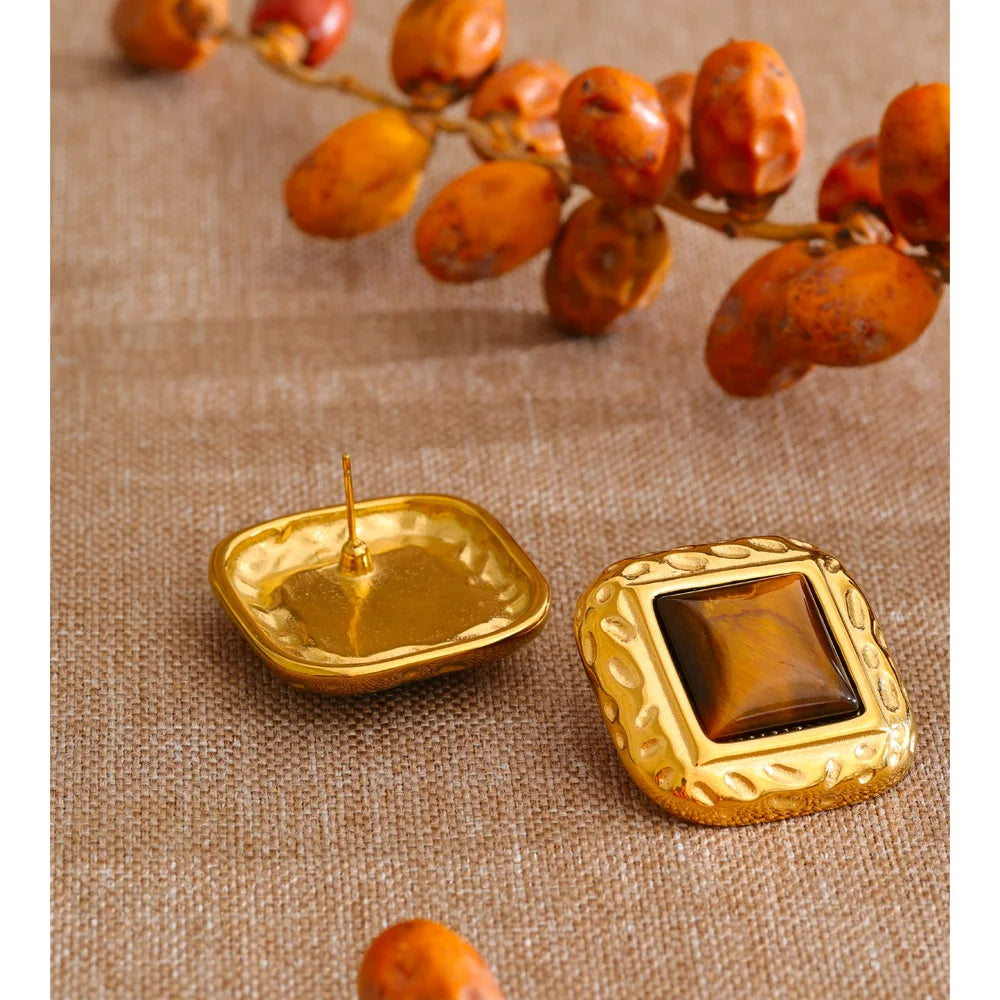 Natural stone geometric earrings in gold-plated stainless steel with natural stone.