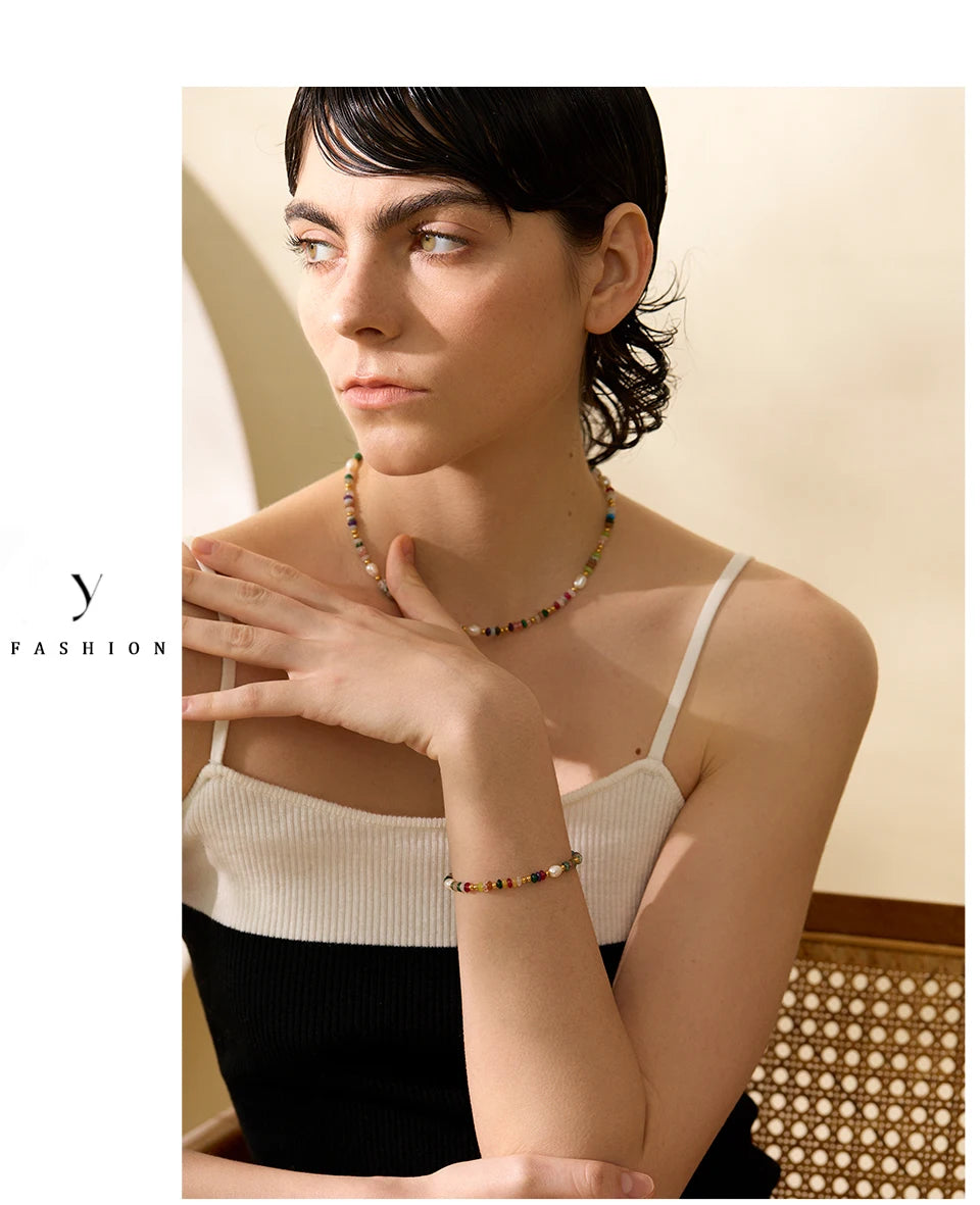 Freshwater pearl natural stone multi-color necklace in gold-plated stainless steel with freshwater pearl and natural stone.