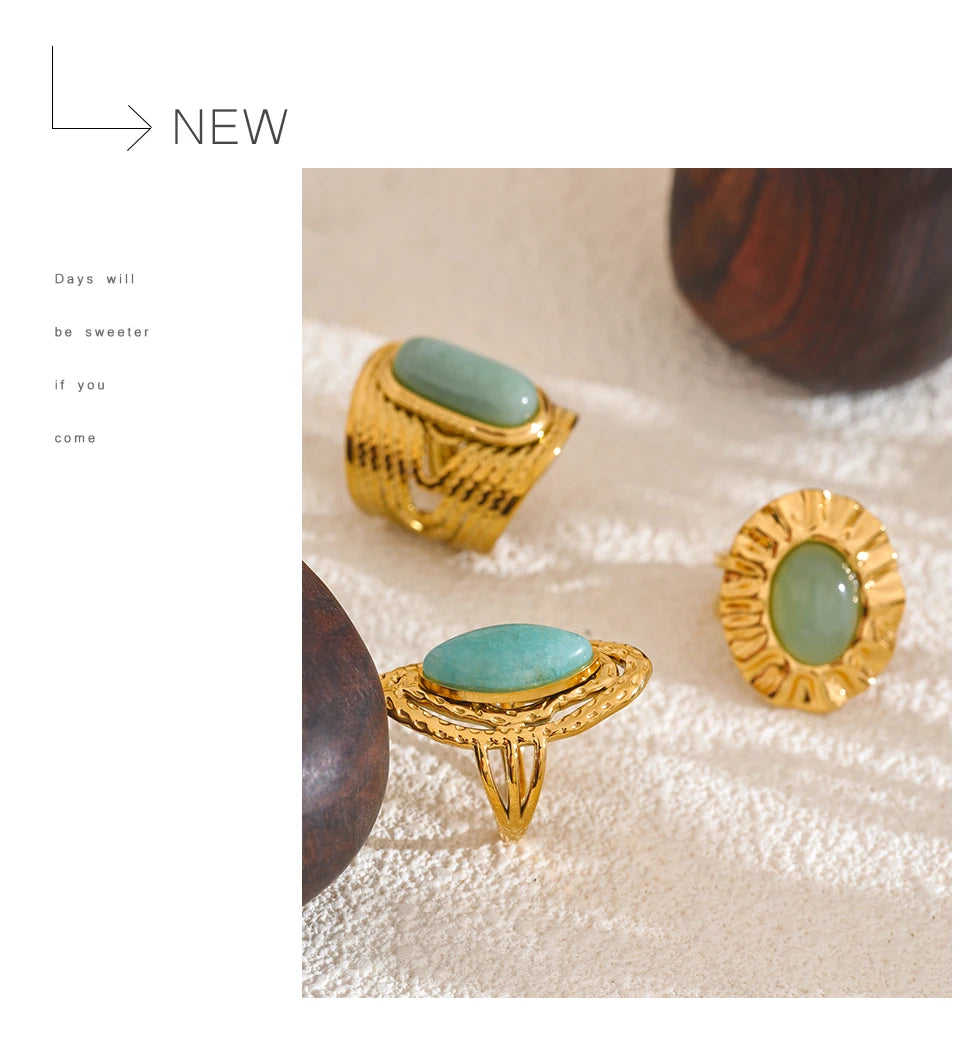 Green natural stone geometric ring in 18K gold-plated stainless steel with natural stone.