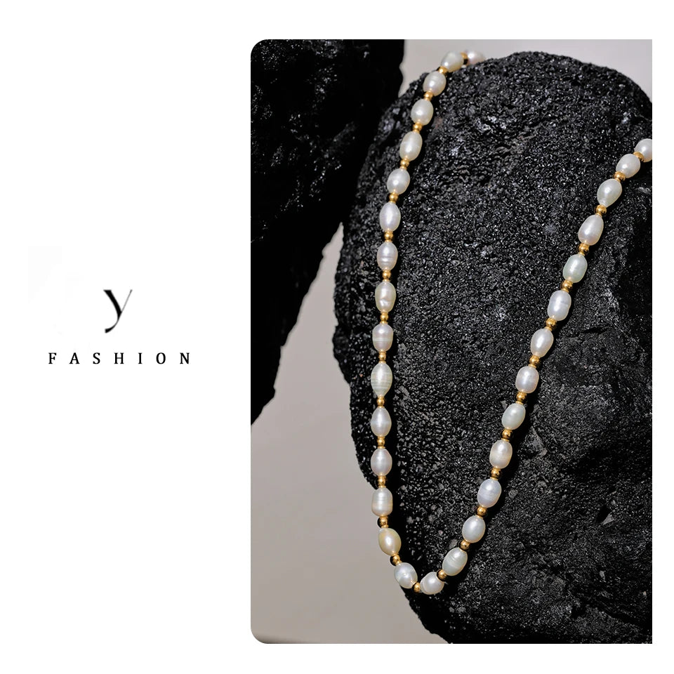 Freshwater pearl geometric necklace in gold-plated stainless steel with freshwater pearl.