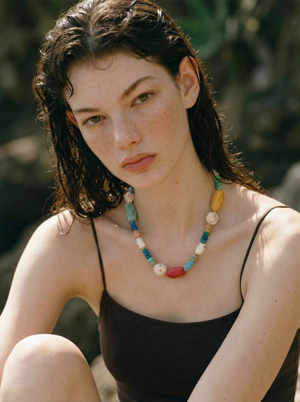 Shell resin natural stone necklace in gold-plated stainless steel with natural stone and shell.