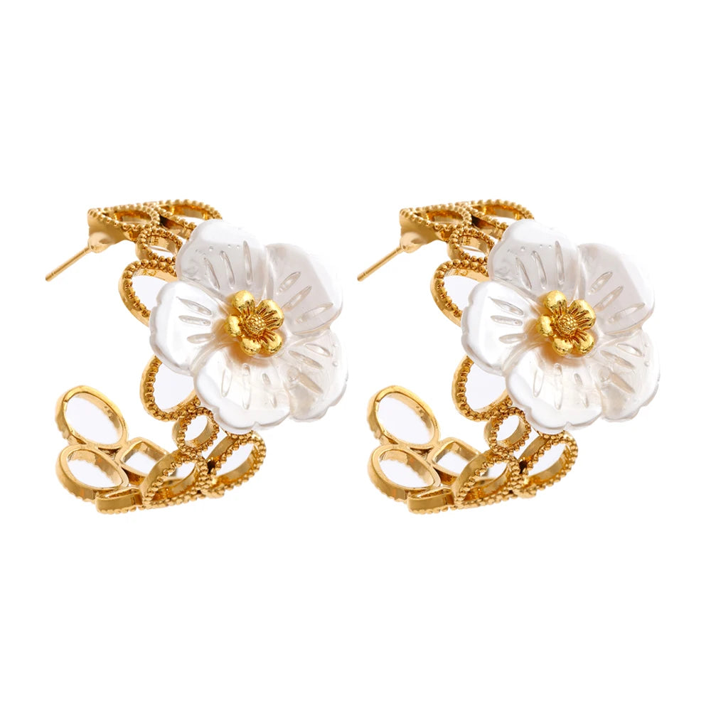 Resin flower earrings in gold-plated stainless steel with resin.