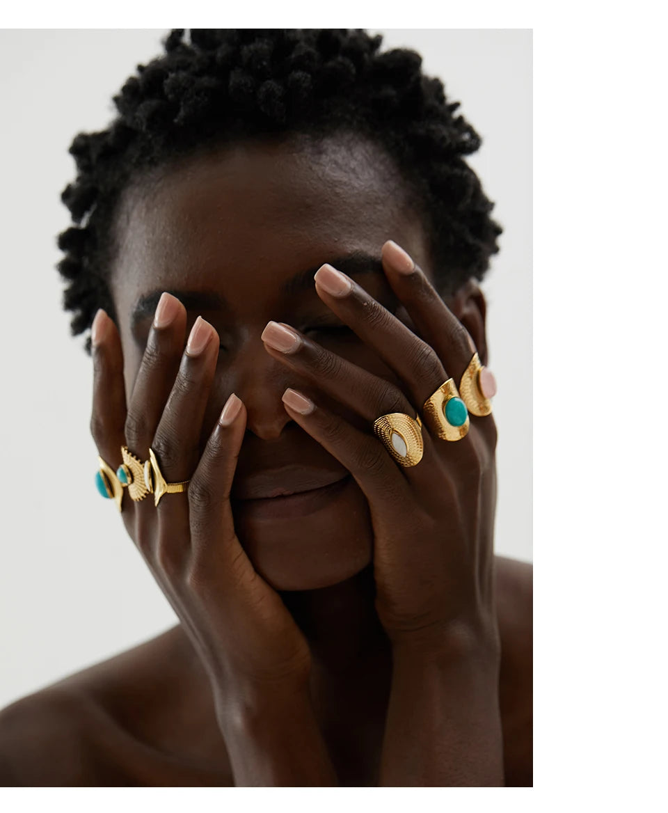 Green natural stone geometric ring in 18K gold-plated stainless steel with natural stone.
