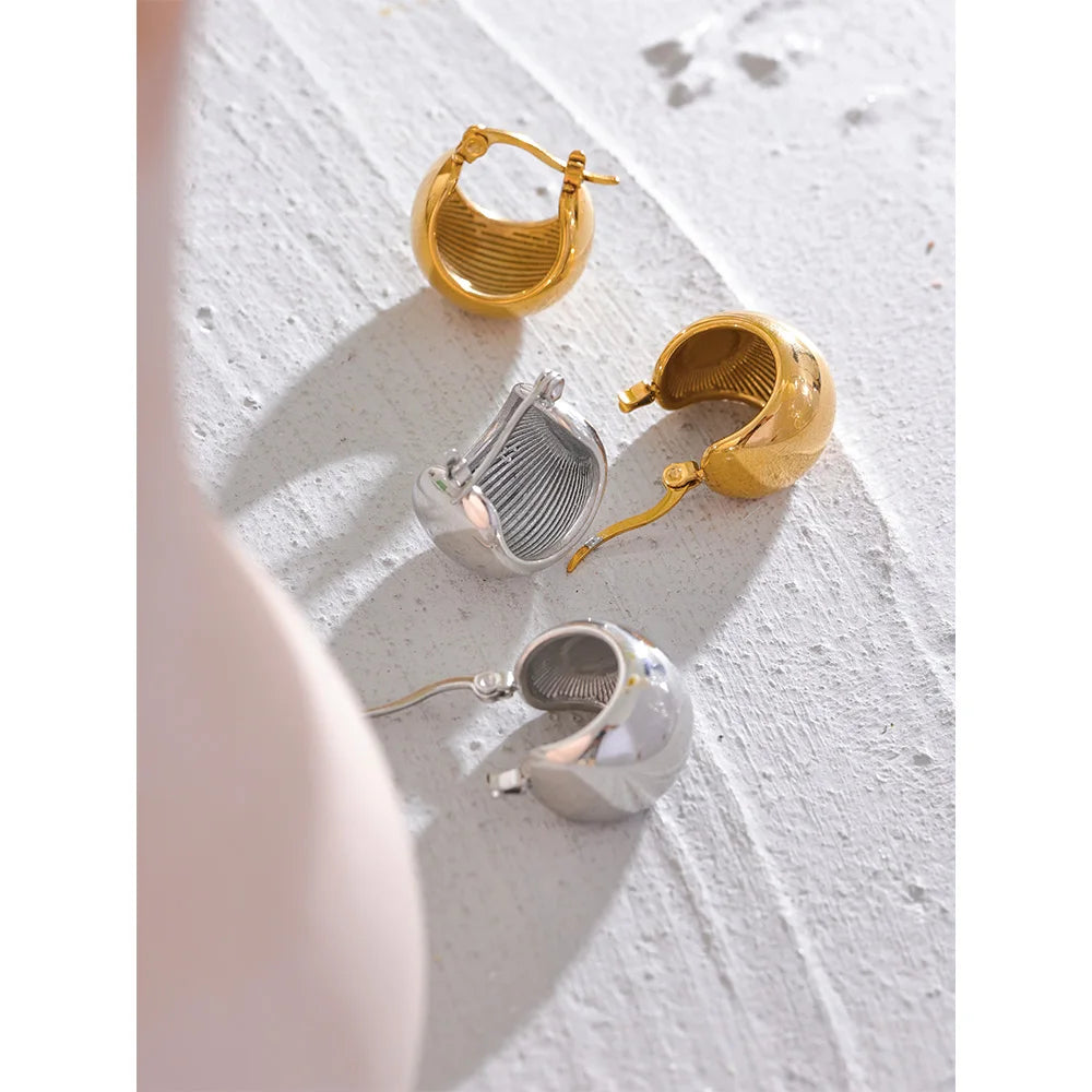 Geometric earrings in gold-plated stainless steel.