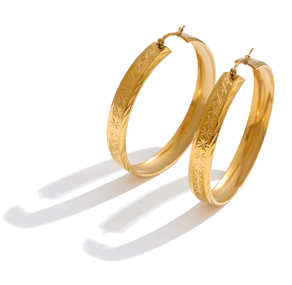 Geometric earrings in gold-plated stainless steel.