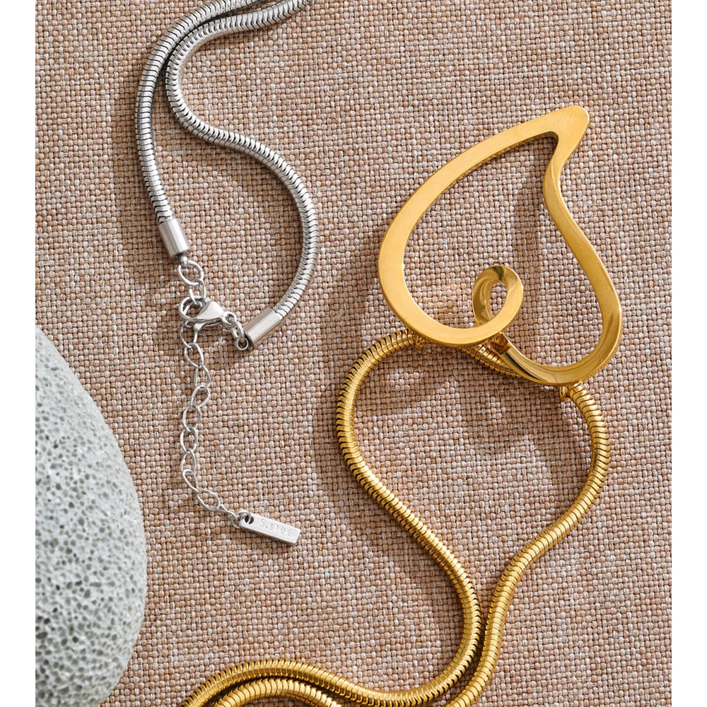 Heart necklace in gold-plated stainless steel.