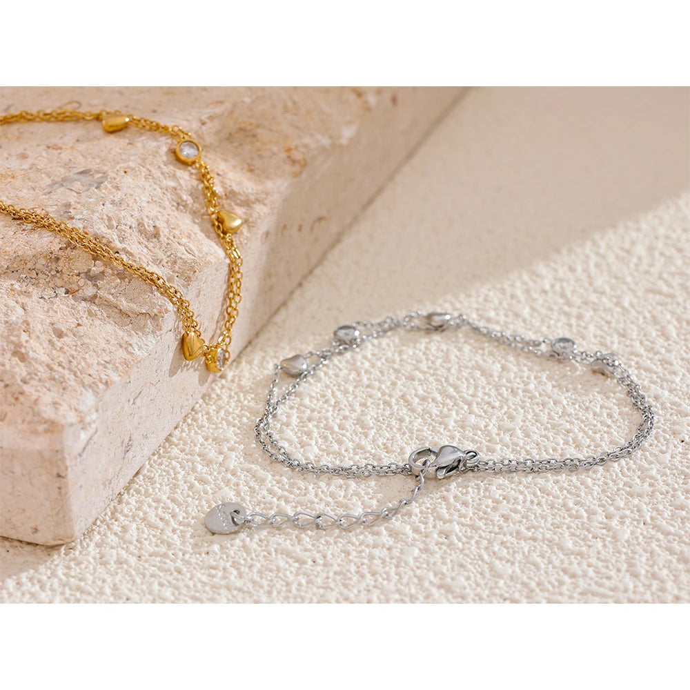 Cubic zirconia heart chain necklace in gold-plated stainless steel with cubic zirconia.