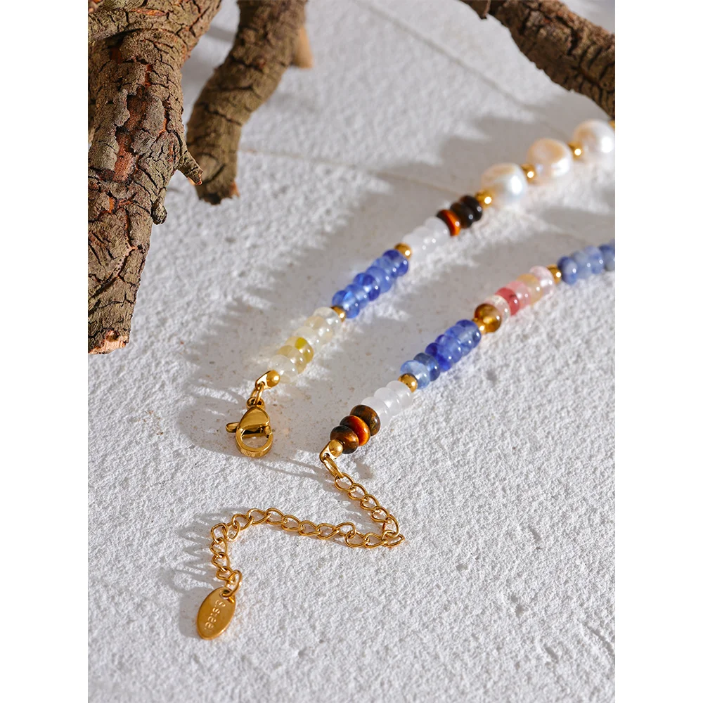 Freshwater pearl natural stone beaded necklace in gold-plated stainless steel with freshwater pearl and natural stone.