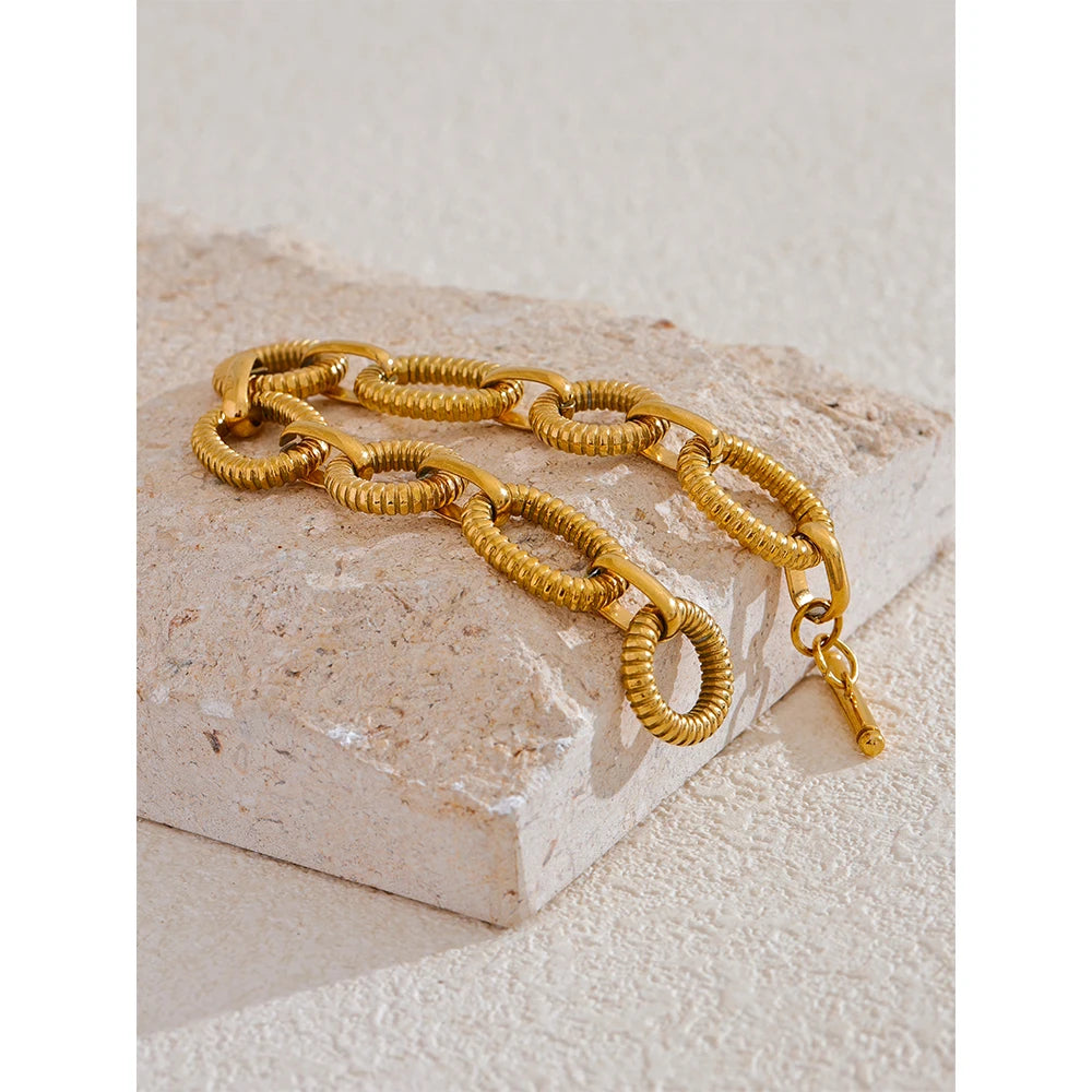 Hammered geometric chain necklace in gold-plated 316L stainless steel.