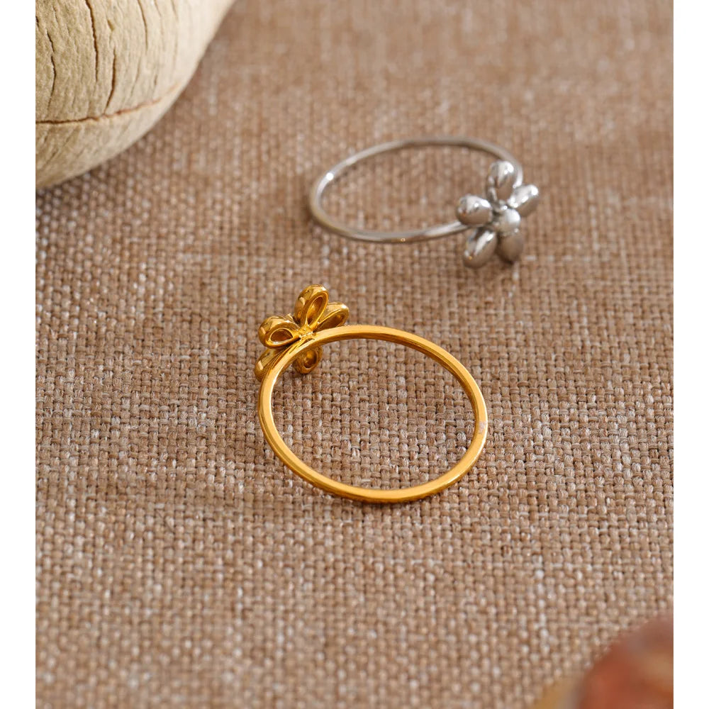 Pearl flower minimalist ring in 18K gold-plated stainless steel with pearl.