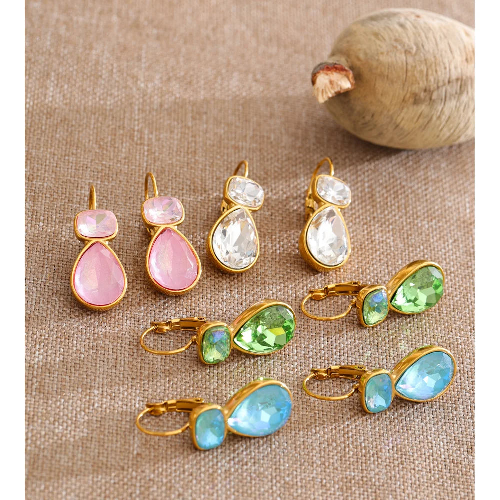 Crystal geometric earrings in gold-plated stainless steel with crystal.