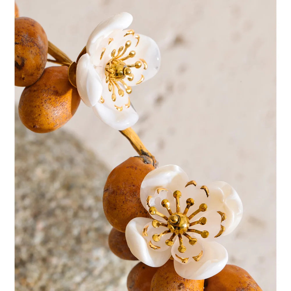 Resin flower earrings in gold-plated stainless steel with resin.