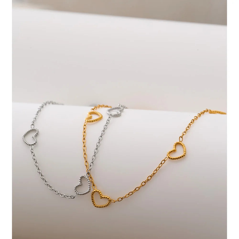 Heart geometric chain necklace in gold-plated stainless steel.
