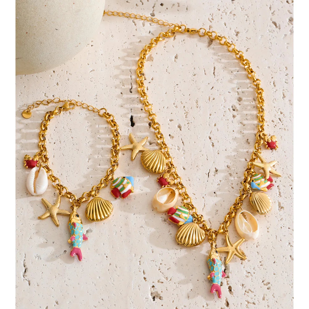 Shell enamel star necklace in gold-plated stainless steel with shell and enamel.