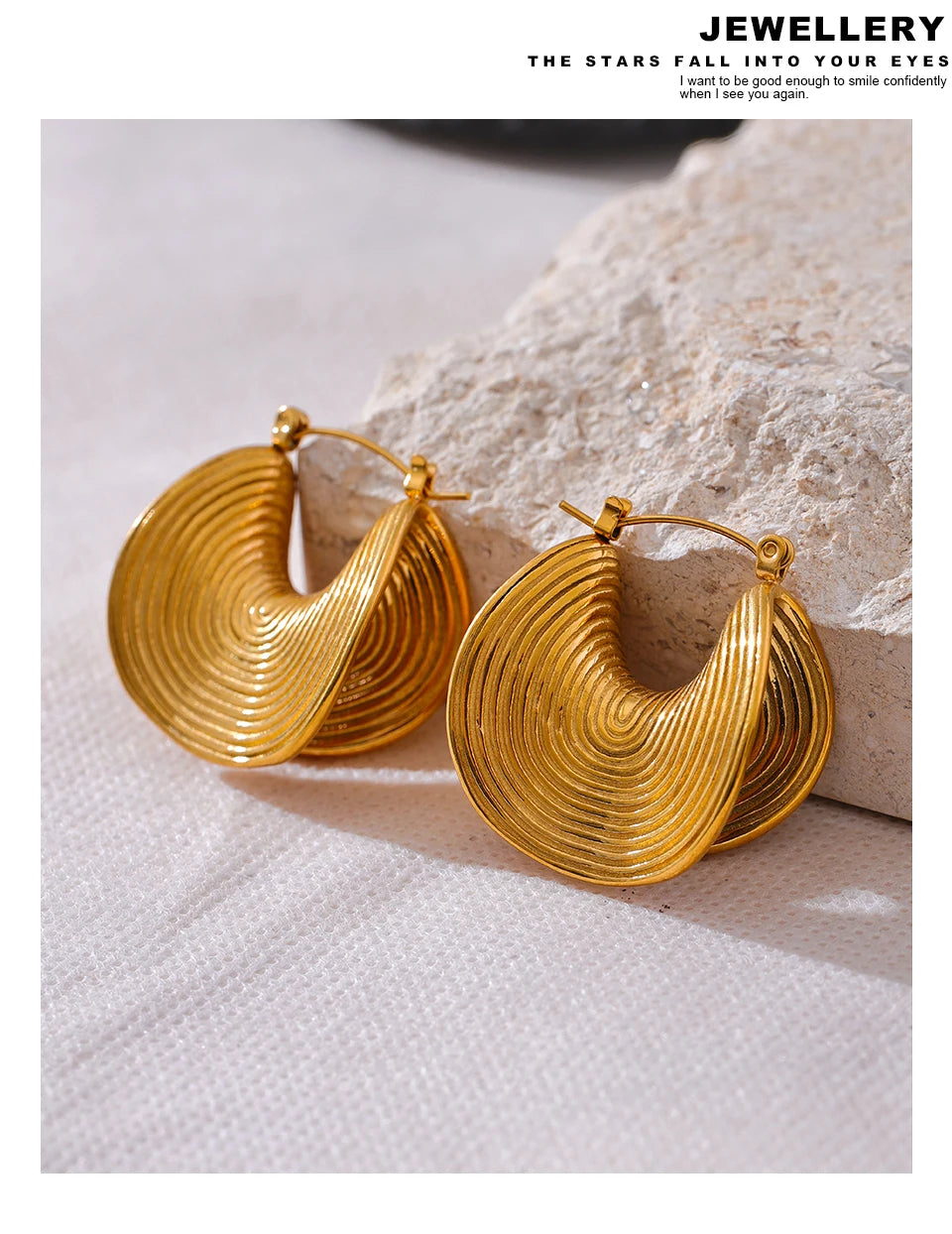 Geometric earrings in gold-plated stainless steel.
