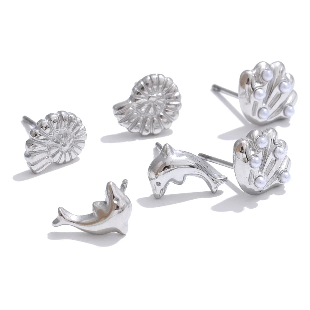 Pearl shell geometric earrings in gold-plated stainless steel with pearl and shell.