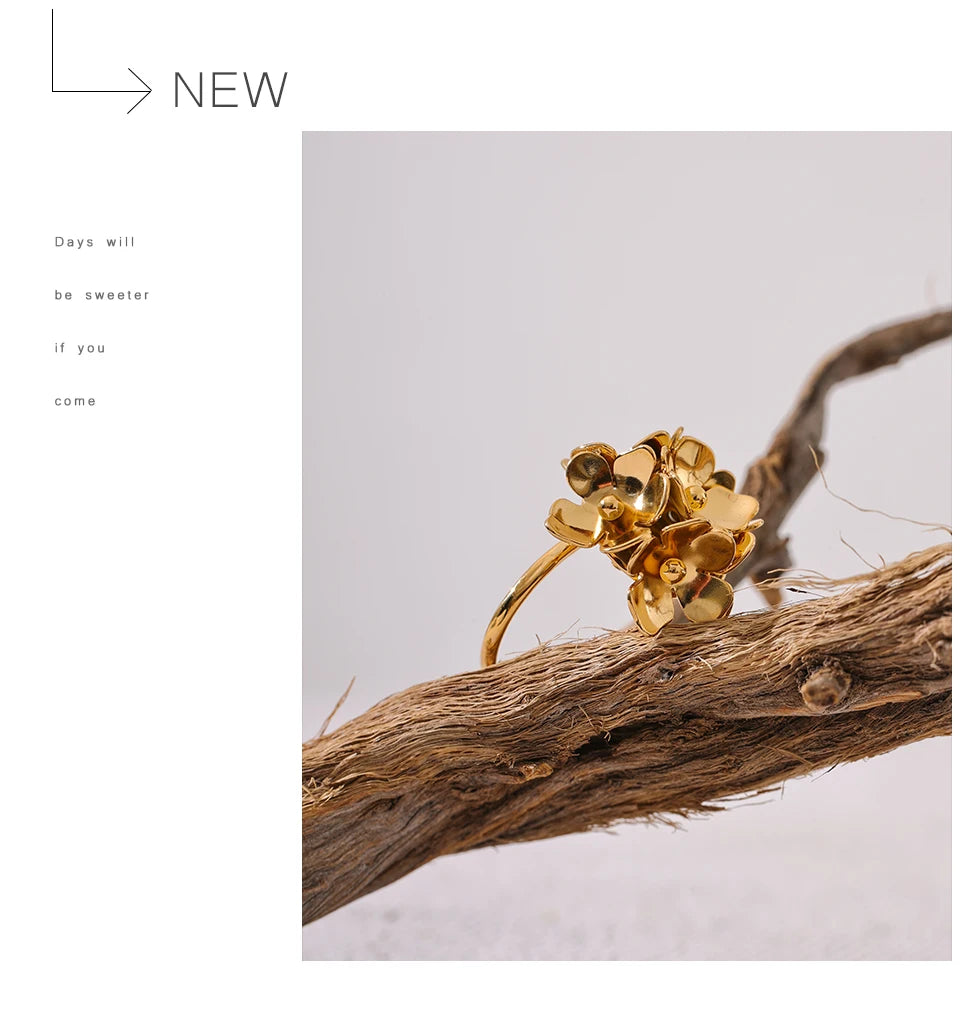 Flower ring in 18K gold-plated stainless steel.