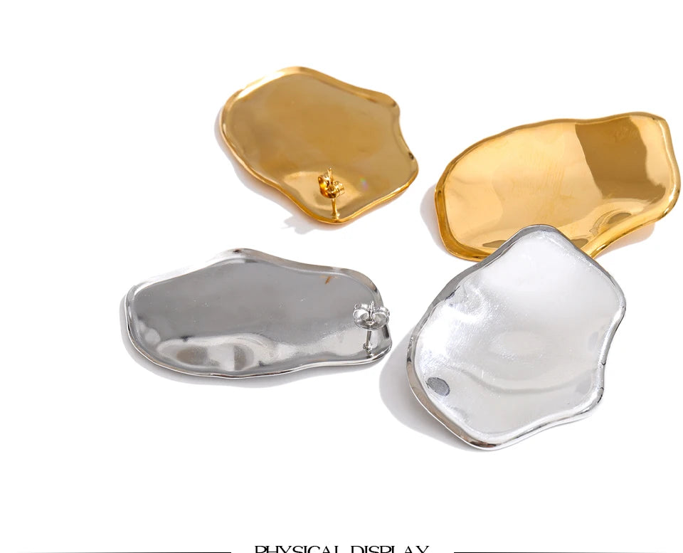Geometric earrings in gold-plated stainless steel.