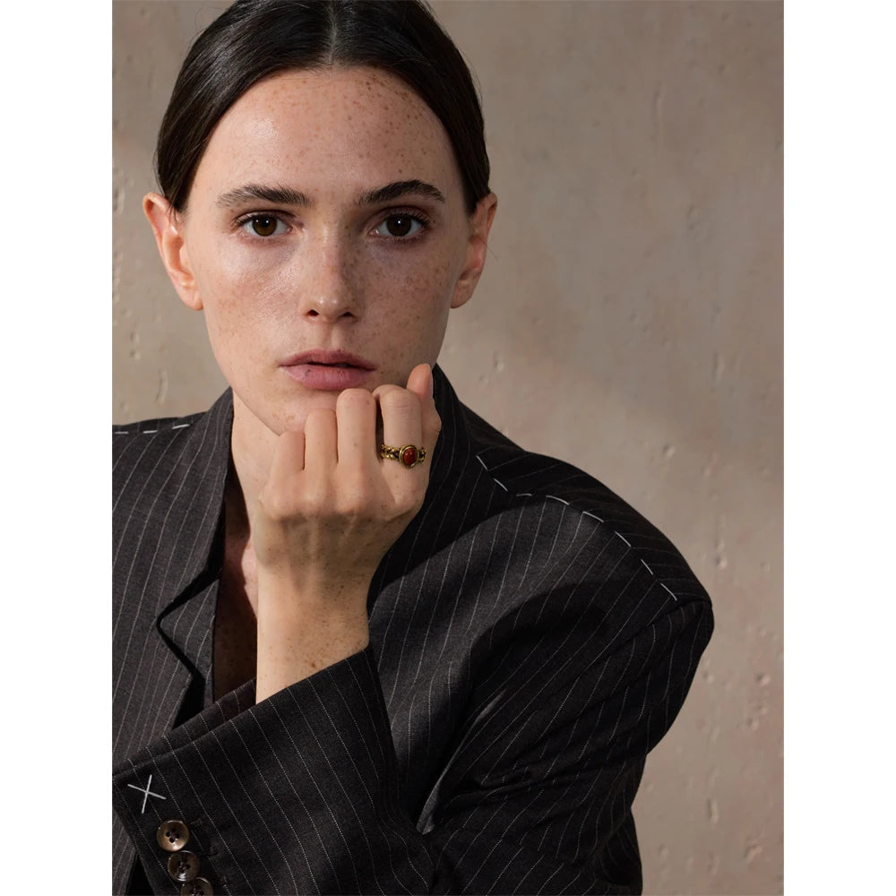 Black natural stone vintage ring in 18K gold-plated stainless steel with natural stone.
