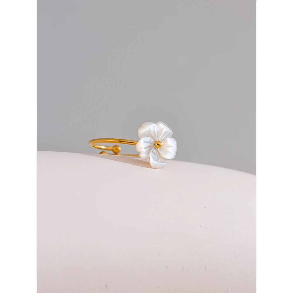 Shell flower geometric ring in 18K gold-plated stainless steel with shell.
