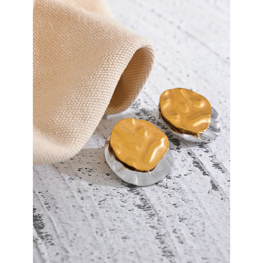 Geometric earrings in gold-plated stainless steel.