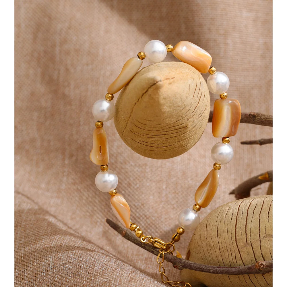Pearl resin beaded necklace in gold-plated stainless steel with pearl and resin.